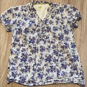Pretty floral scrub top!